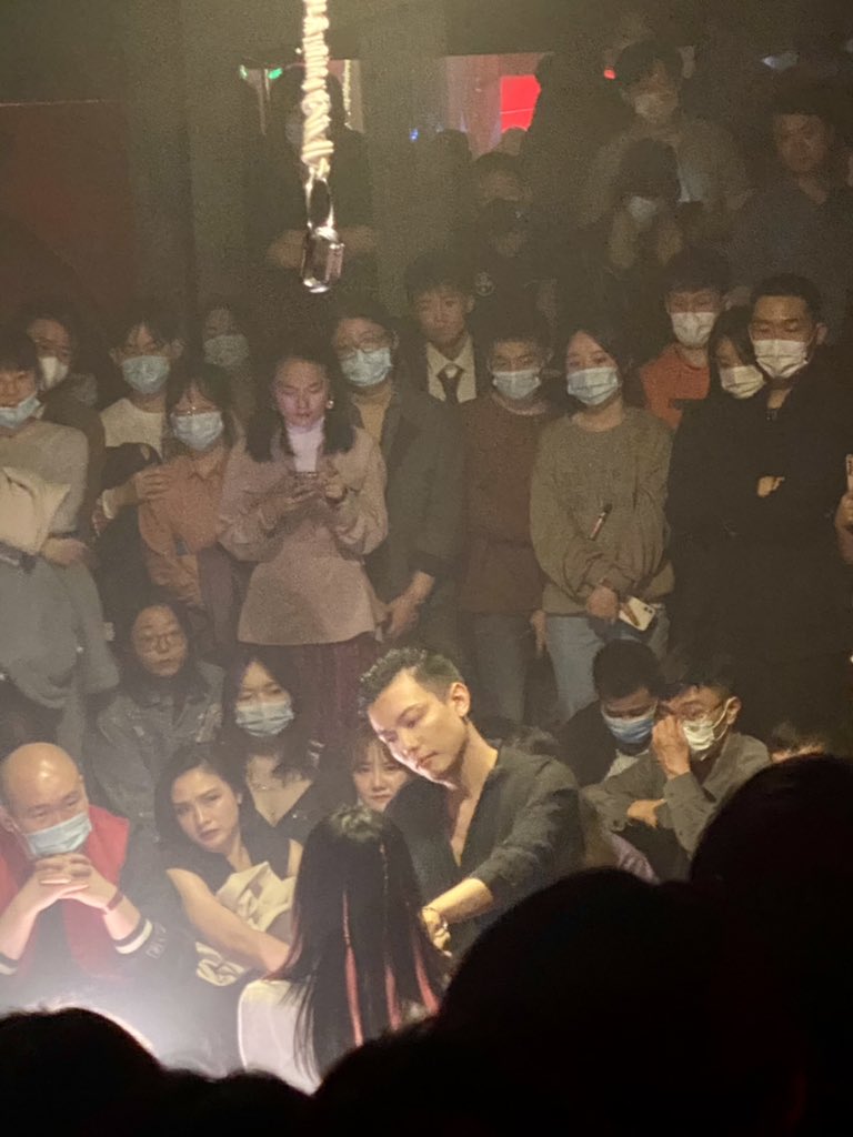 Hamaqingwa's tweet photo. 第一次观看绳艺演出，48号的颜值超出预期，吸回口水偷拍了两张。

绳艺师和模特没有言语的交流，信任和被信任，被控制与控制，随着音乐的变化，表达的情绪也很丰富。
自知不是小m，看着S娴熟的打着复杂又漂亮的绳结，忽然发现这些年撸铁的终结意义——可以捆绑男人！
待我学成时，期待有个男模能彼此满足 https://t.co/GuejmIokRs