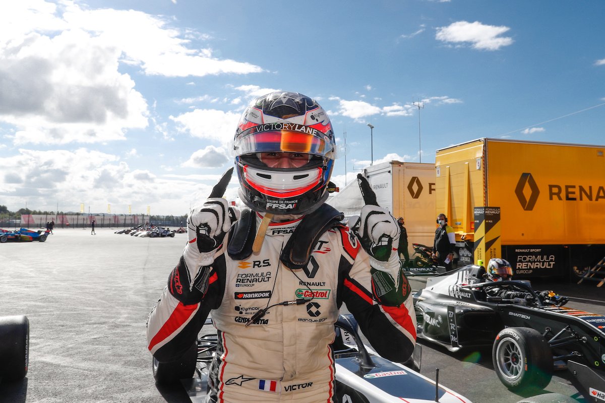 Vainqu3ur's tweet photo. [ Formule Renault / Le Castellet ]

Grâce à sa 4e place lors de la première course Victor Martins est champion 2020 de Formule Renault et succède à des noms comme Norris , De Vries , Gasly , Bottas , Massa.

#FormuleRenault https://t.co/bOiKtVGIdt