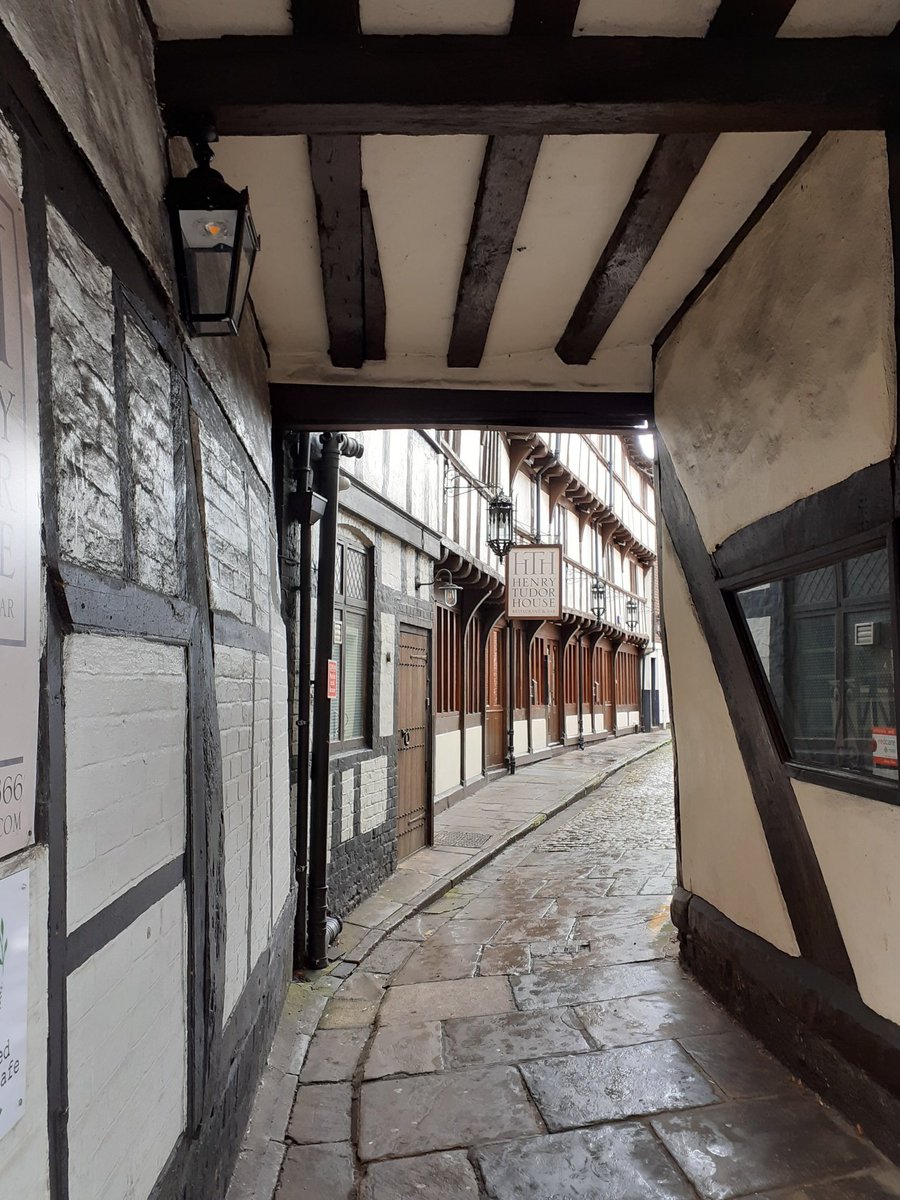 Anyway, up from Compasses Passage is Barracks Passage, through and under Henry Tudor House, coming out on Belmont Bank. HTH is a good spot for a pint too.