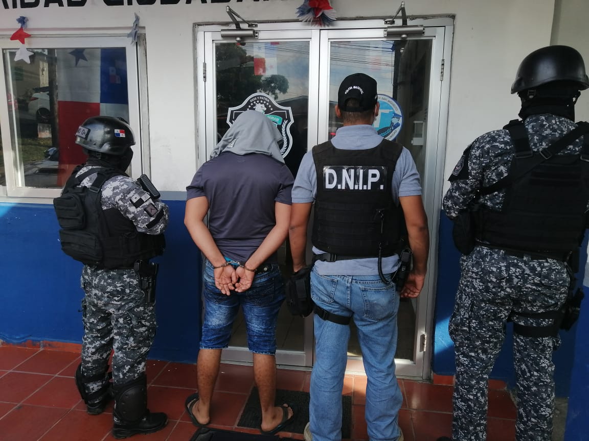policiadepanama's tweet photo. Unidades de la DNIP y UFEC aprehendieron a una persona presuntamente vinculada a la venta de sustancias ilícitas, durante diligencia de allanamiento realizada junto a la @PGN_PANAMA en Monte Oscuro, distrito de San Miguelito, donde se incautó presunta droga. https://t.co/MH18dcVvee