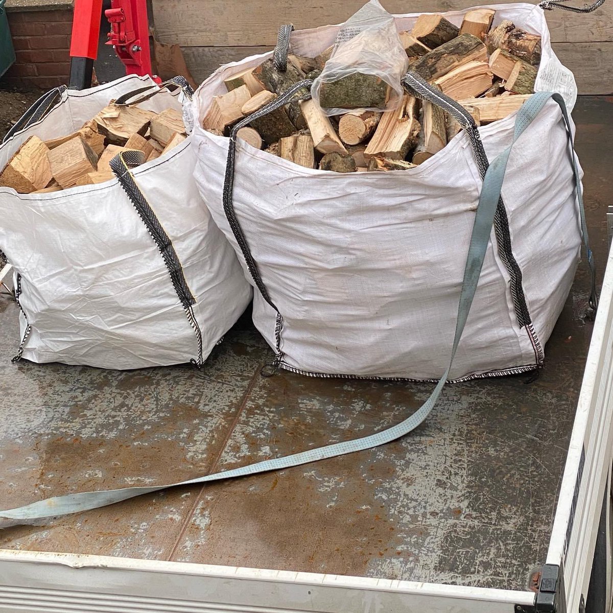 wraggsaggs's tweet photo. All loaded and ready to go for another customer with a broken boiler 🔥
#goingtheextramile
#hardwoodlogs 
#logburner 
#fire
#wraggsaggregatesoffinningley 
#deliveringexcellentcustomerservice https://t.co/N4Yx5jYtru