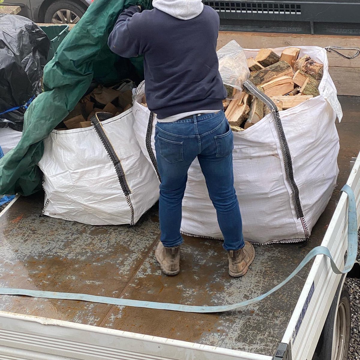 wraggsaggs's tweet photo. All loaded and ready to go for another customer with a broken boiler 🔥
#goingtheextramile
#hardwoodlogs 
#logburner 
#fire
#wraggsaggregatesoffinningley 
#deliveringexcellentcustomerservice https://t.co/N4Yx5jYtru
