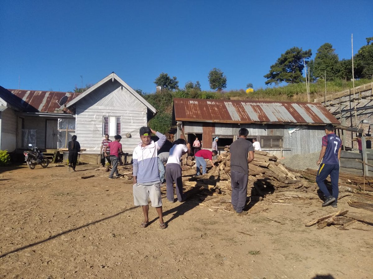 chunnu_gam's tweet photo. Chassad villagers chop firewoods for Christmas today. That area is freezing almost throughout the year and worse in winter season. 

Can't imagine how they are going to live through the winter without proper shelters.

@NBirenSingh @realmarkhaokip  @ndtv @BOMBIEL @sominthang https://t.co/lU5BJpCTFE