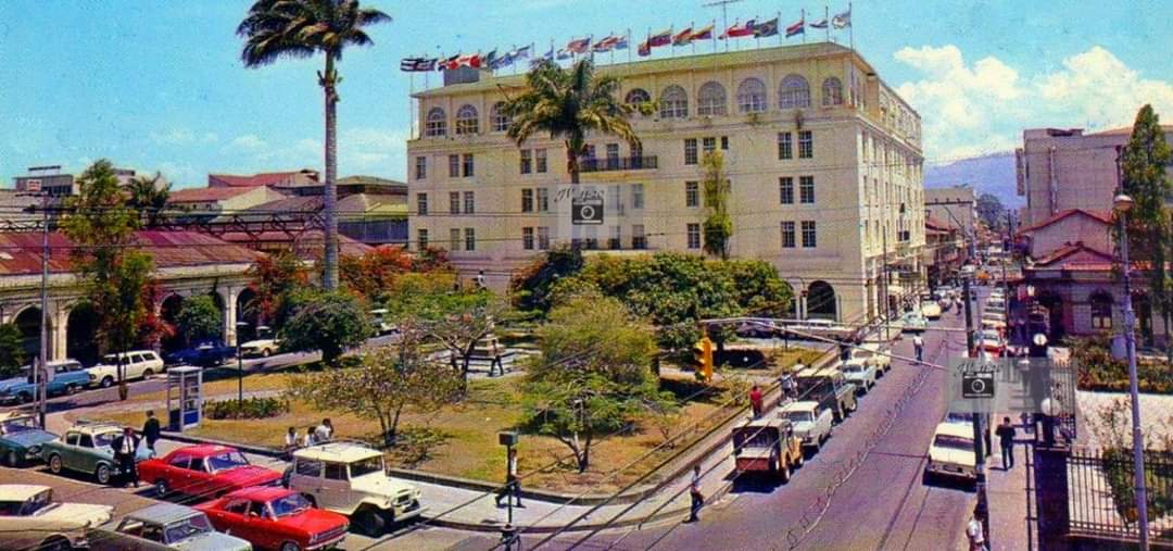 Fantasmitico's tweet photo. Gran Hotel Costa Rica San José década 1970.  Cuando había calle y pasaban carros frente al Teatro Nacional. Y una caseta telefónica a la izquierda de la foto. https://t.co/LL0Klp9xHS