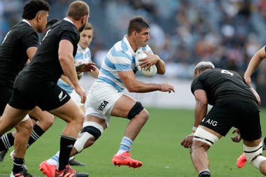 Fanaticos1039's tweet photo. FERNANDO RIZZI, SECRETARIO DE LA UAR Y REPRESENTANTE ARGENTINO EN EL WORLD RUGBY, LUEGO DE LA VICTORIA DE #LosPumas vs #AllBlacks 

"Matera es un gran capitán, hoy defendió la camiseta como nunca". https://t.co/CXQ2BHZNHG