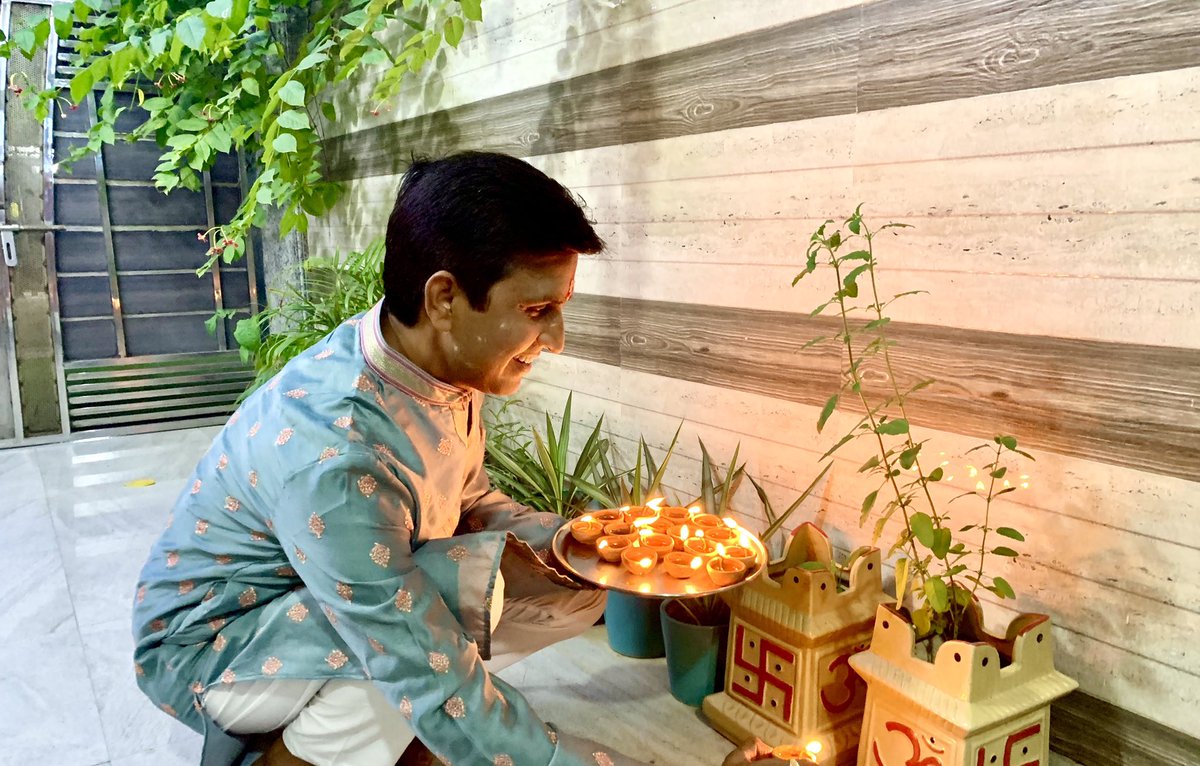 “दिल का दीपक अगर सचमुच में जगर हो जाए ,     
पत्थरों तक में मुहब्बत का असर हो जाए....!"😍
❤️आपके द्वार पर दीप जलता रहे...❤️🙏