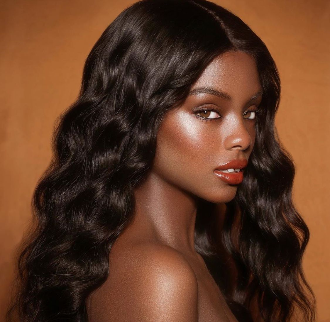 BlackOpalBeauty's tweet photo. Brown Skin Queen @faeriecymone giving us FACE in our Skin Perfecting #StickFoundation! This glow can be imitated by adding TRUE COLOR Illuminating Powder on cheeks, shoulders, and neck ✨✨ #BeautyUnder20Dollars
Photographer: @snapsstudio makeup by @beautybysarah
#BLKOPL https://t.co/6zwRJIfrYx