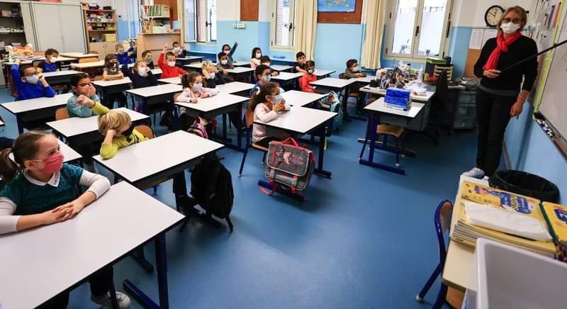 Университет студенты. Студенты международники. Студенты. To attend classes. Школьники старшеклассники.