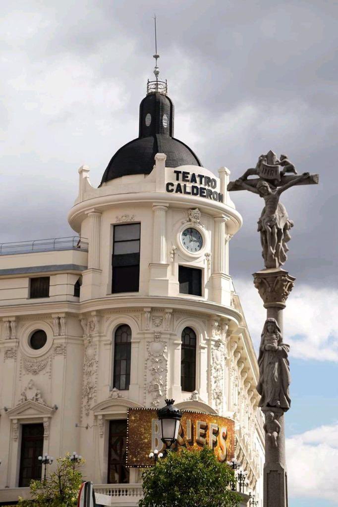 IdiazAyuso's tweet photo. Unos vándalos han destrozado el Cruceiro de la Plaza de Benavente de Madrid. Era un regalo de Galicia a la capital de España.

Se empieza por lugares de culto, por atacar valores y sensibilidades, y se sigue así.

Este delito debe investigarse y poner a los culpables ante la ley. https://t.co/p5ppwlKjlW