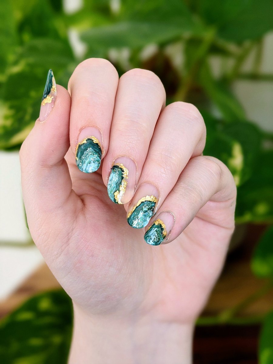 lacquerinsta's tweet photo. Geode nails! The real gold foil makes these feel extra luxurious โ๏ธ
#nails #nailart #geode #geodenails #gold #fluidnaildesign https://t.co/nvKFgWD8ON https://t.co/bEggtiAnC4
