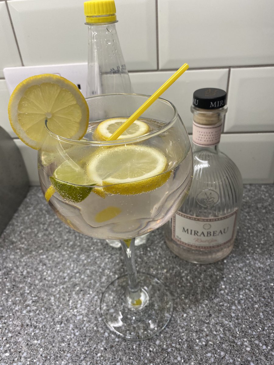 awenmai's tweet photo. Gin Ton time🙌🙌🤪😁🍸💃 #SaturdayNight #rosegin #awe https://t.co/IABbrM0IGR