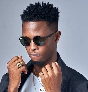 Summary of today’s gist: A thread 1. Lady who her TV got spoilt while kissing Laycon during the BBN show angrily made a video saying she is Madly in Love with laycon,but he is tripping for Erica who doesn’t give a Fvck about him.Wahala for who dem no run mad love oo!!