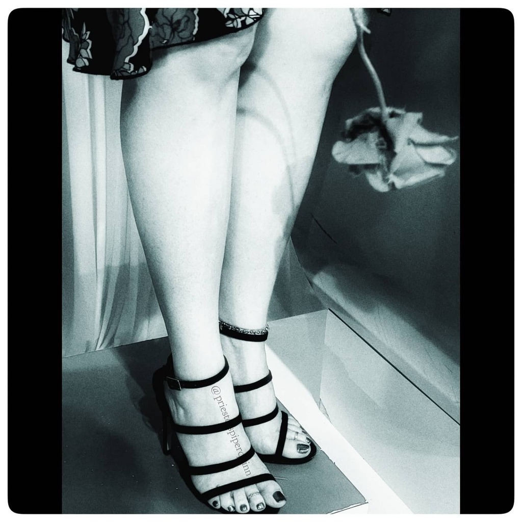 PriestessPQH's tweet photo. Always put the #priestess on a pedestal. 🔥
#bitchiownyou 
#notasugarbaby 
#blackandwhite 
#priestesspiperquinn
#prettypedicuredtoes #footfetishnation #feet #foot
#toes #pedicure
#footfetishgroup #prettyfeet #footwear #prettytoes #feetporn #instafeet … https://t.co/kgmVaYdZmH https://t.co/IAweNomxrs