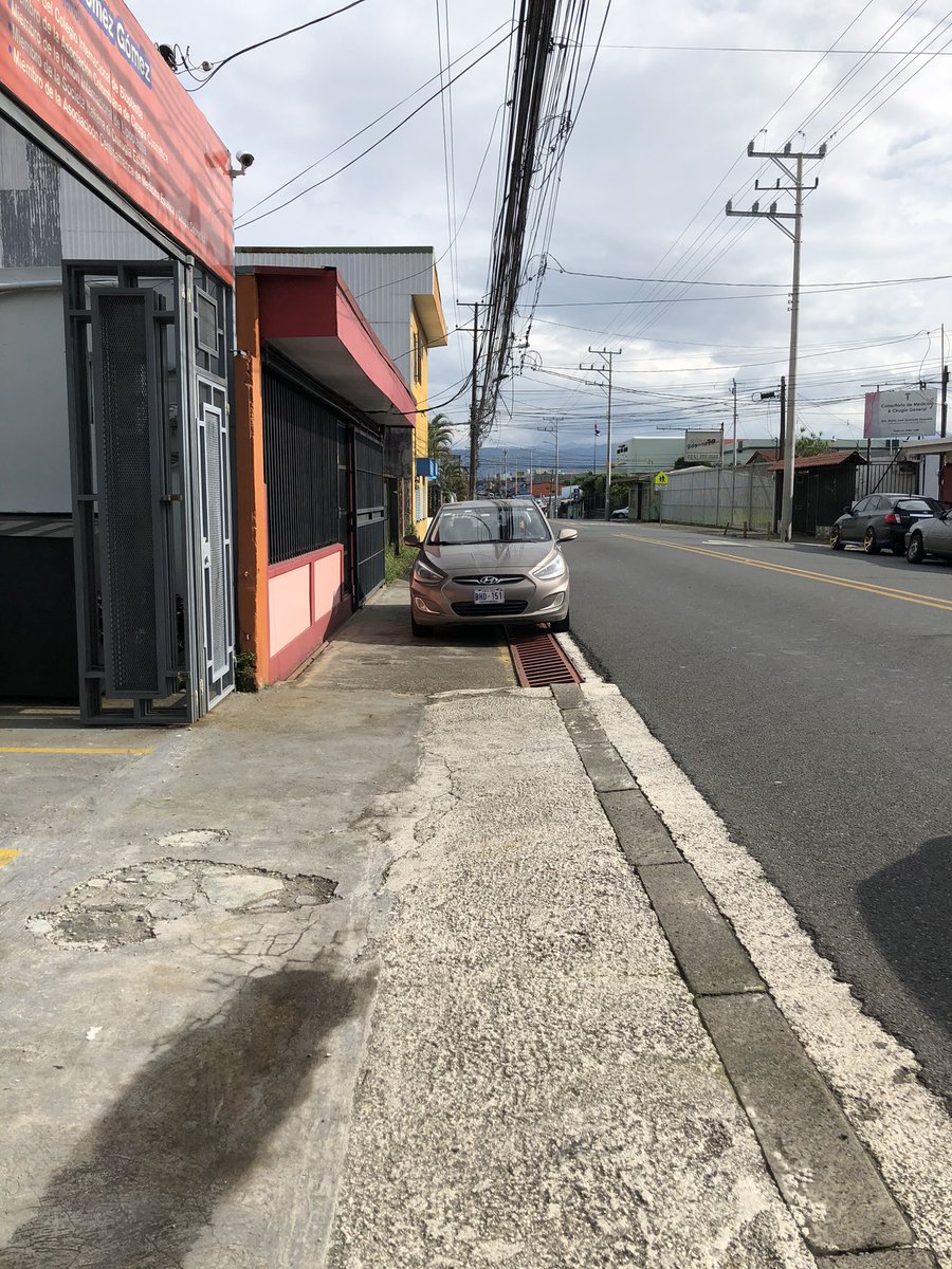memebook's tweet photo. Talvez la @DGPT_CR o @traficocr vengan y nos dejen usar a acera. Aquí en Guadalupe es de todos los días. Que pasaría si yo usara la calle así como peatón 🤔? https://t.co/tb4WdxfHHm