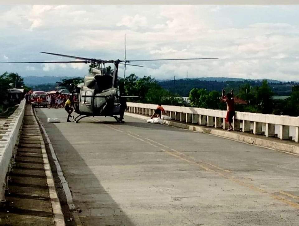 tuguegaraos's tweet image. TINGNAN: Lumapag sa Pared Bridge sa Alcala ang isang Bell UH-1 O o Huey Helicopter ng AFP para maghatid ng relief goods sa naturang bayan.

#UlyssesPH #CagayanNeedHelp
📷 Infrabuilders