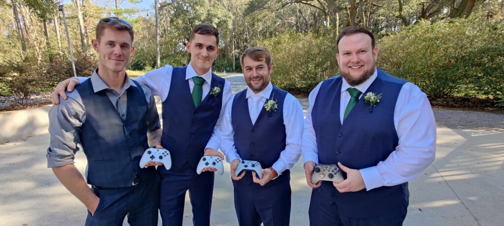MillerWDJr's tweet photo. 5 years ago, the four of us met on Xbox Live. We live in different states. We come from totally different walks of life. Last year, the guy in the middle asked us to be in his wedding. Today he got married. Thanks for bringing us together, @Xbox. #BecomingABenton #PowerYourDreams https://t.co/RInqyutzyY
