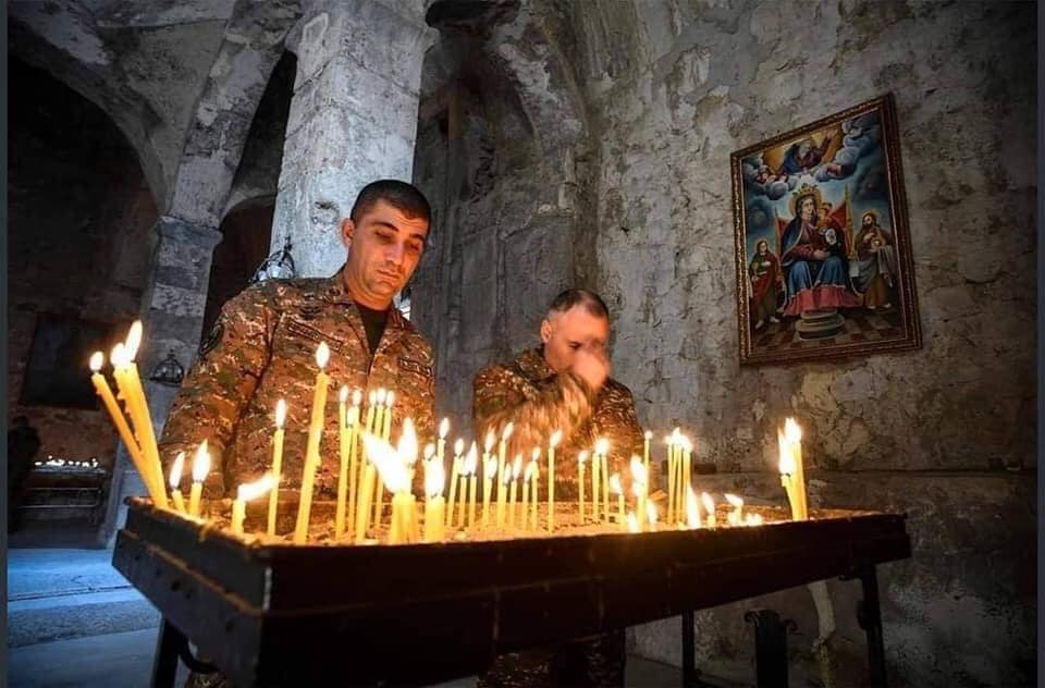 HoshangHesen's tweet photo. No one like #Kurds know how #Armenians feels now, a year ago Kurds in #SerêKaniyê/ #Rojava forced to left their homes exactly like what happening now in #Artsakh.
#SameEnemySamePain https://t.co/vcgRXY6N4d