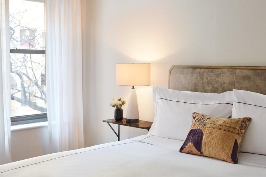 TheTalbottHotel's tweet photo. Our guest rooms are so comfortable, you’ll never want to leave. #TheTalbott #Chicago #BoutiqueHotel https://t.co/5fdN649rNC