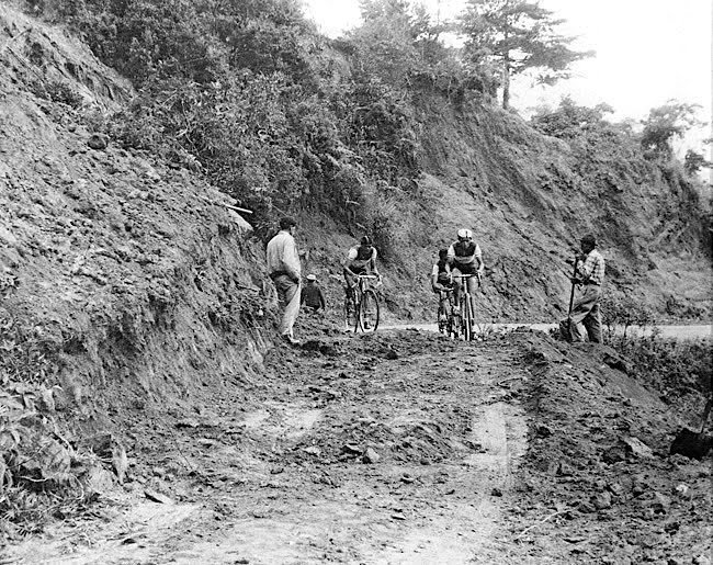 davidguenel's tweet photo. En ce moment se déroule le 70e Tour de Colombie, une épreuve entrée rapidement dans la légende du cyclisme grâce à des clichés impressionnants comme ceux-ci. https://t.co/lpYIBFnNoE