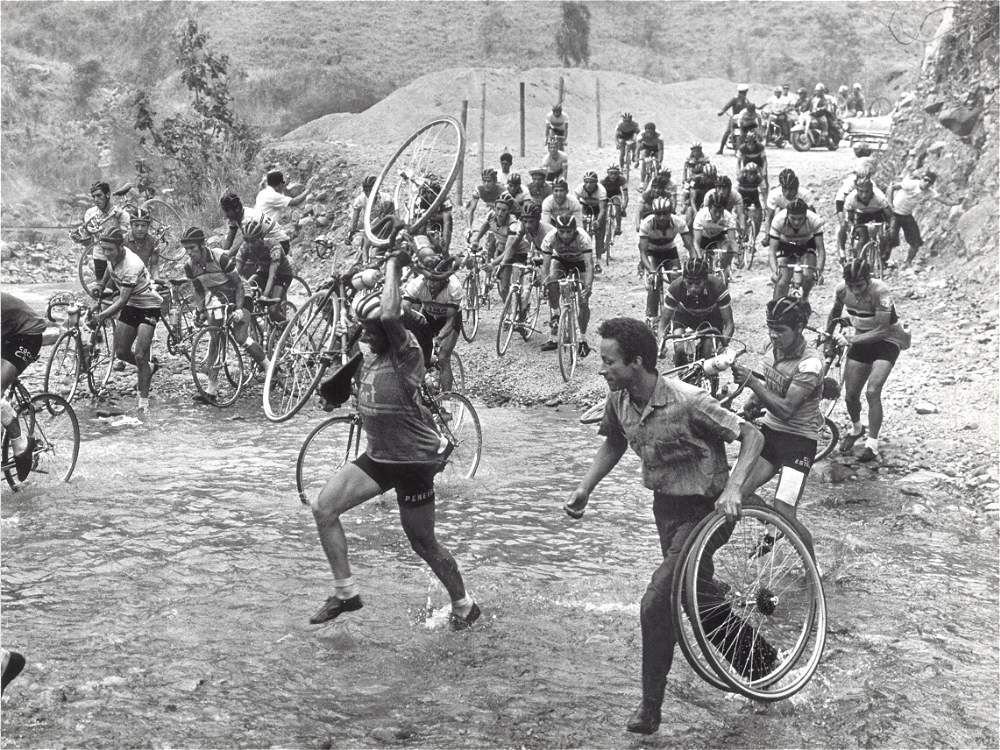 davidguenel's tweet photo. En ce moment se déroule le 70e Tour de Colombie, une épreuve entrée rapidement dans la légende du cyclisme grâce à des clichés impressionnants comme ceux-ci. https://t.co/lpYIBFnNoE