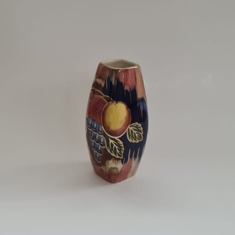 Collectable Curios' item of the day... Vintage Oldcourt Ware Lustre Spill Vase. 

collectablecurios.co.uk/product/vintag… 

Did you know... In 1920 James Fryer Senior founded a small factory at the Adams factory on Furlong Road, Tunstall. 

#OldCourtWare #Lustre #Vase #Ornaments

@CollectCurios