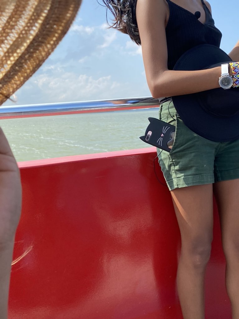 mikegrant911's tweet photo. I am floored! This girl’s phone is about to fly off the boat. 😳 https://t.co/m1fFTzqgty
