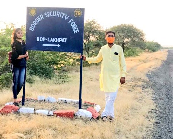 DipakRelon's tweet photo. श्री@narendramodiजी ने दीपावली के पर्व पर सैनिकों के सम्मान में दिया जलाने का आग्रह किया है मैंने भी आज एक दिया भारत के सैनिकों के प्रति आभार व्यक्त करने के लिए जलाया हैं हर साल की तरह  दिपावली पर सरहद पर bsf के जवानो से शुभकामनाओ की आदान प्रदान की  #Salute2Soldiers #happynewyear https://t.co/mWlqDP707a