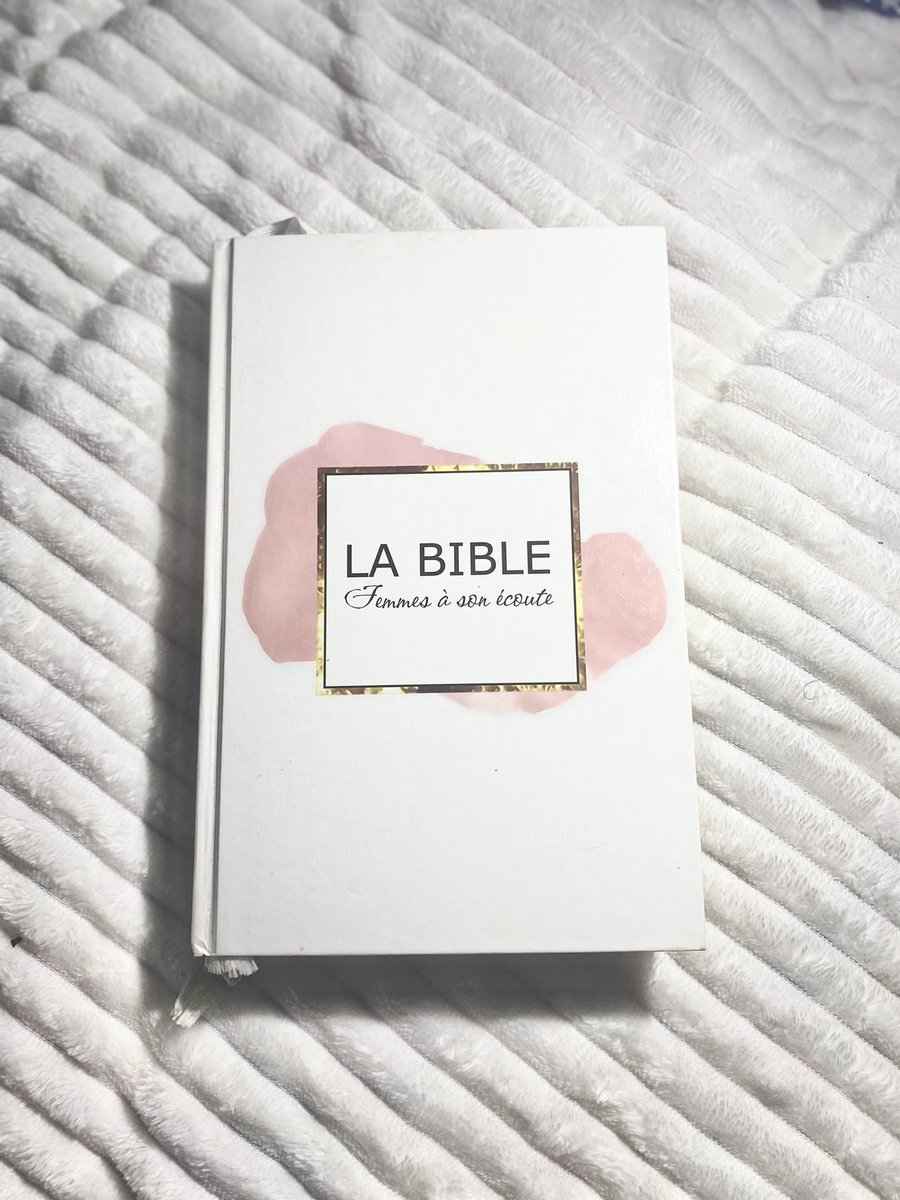 ladymae__'s tweet photo. HELLO HELLO ! 😁👋🏽 Petit concours pour gagner la fameuuse lol « Bible, femmes à son écoute. » Le/la gagnante gagnera également un lot de 4 📚 en plus. 
Le but ? Mentionnez ce tweet sans aucuns commentaires, ni RT, ni like. ❌ Fermeture du concours dimanche 23:59. 
Good luck 😘 https://t.co/oA50aypMxT