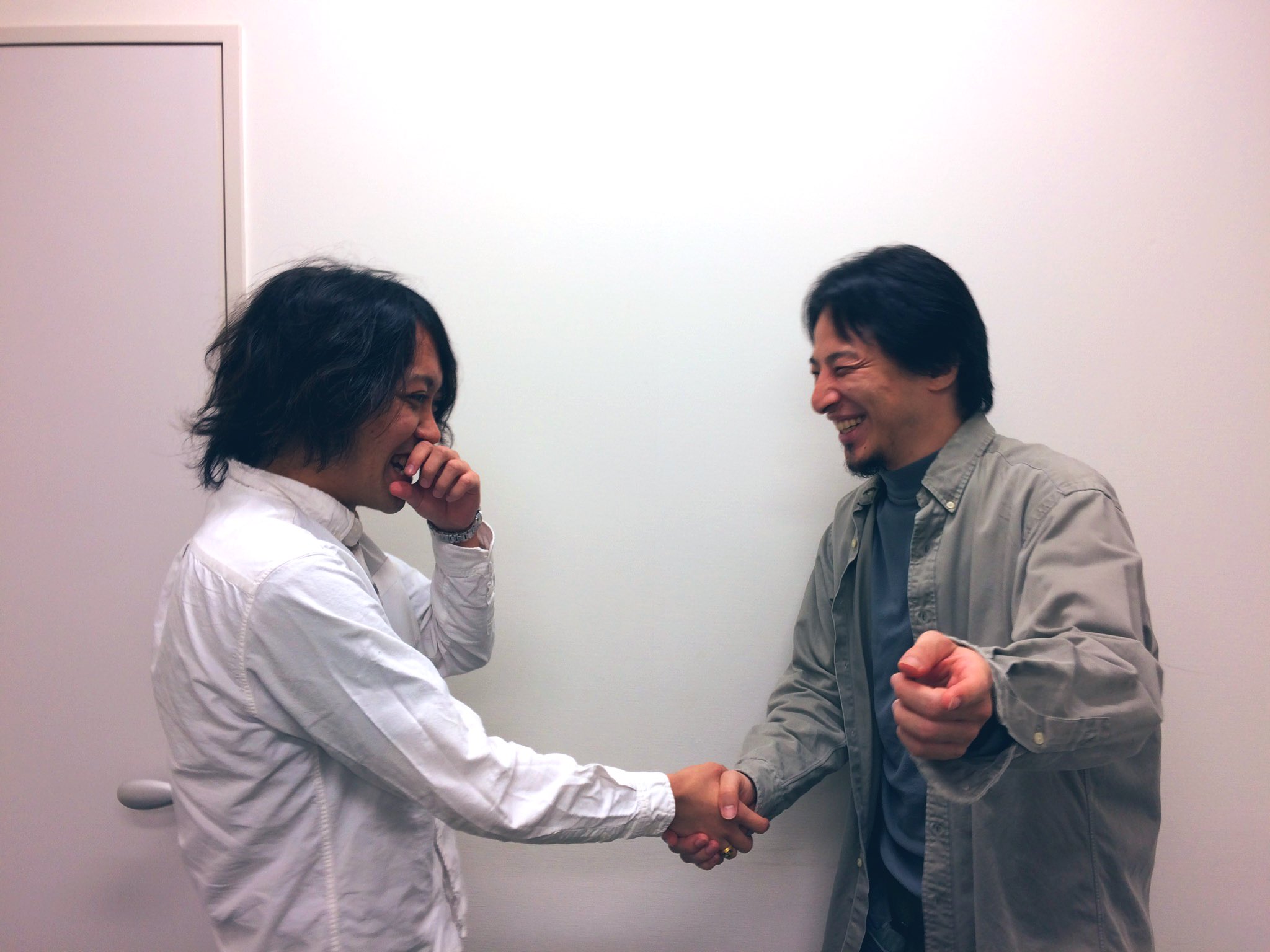 にゃるら 本物の笑顔でひろゆき氏と握手している若い頃の自分でも見るか にゃるら 本物の笑顔でひろゆき氏と握手している若い頃の自分でも見るか