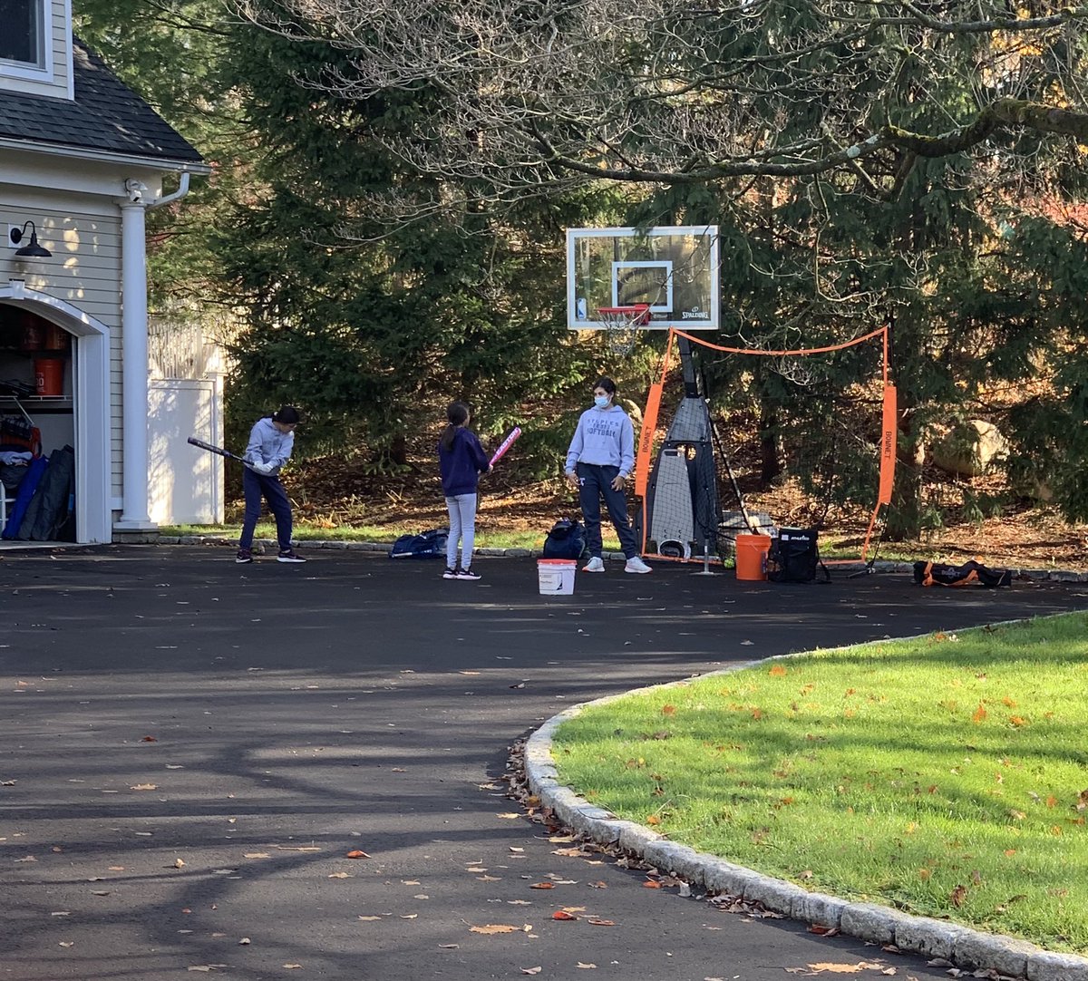 AvaVincini7's tweet photo. Love working with the younger girls and helping them improve🥎💙!! @bridgetorchard @VUSoftball @UVASoftball @jakesidwell_UVA @ElonSoftball @JillKarwoski @PCfriarsoftball https://t.co/gwbnjkNOMs