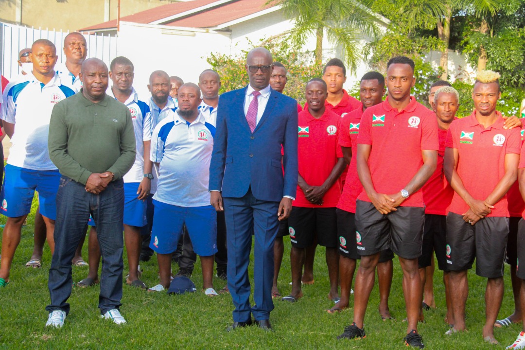 KwaNtare's tweet photo. #Burundi : Kuri uyu wa gatandatu, Umukuru w'Igihugu Nyenicubahiro @GeneralNeva, ari kumwe n'uwurongoye @BurundiFF Hon @R_Ndikuriyo yabonanye n'abakinyi b'umurwi nserukiragihugu #INTAMBA, kugirango abatere intege, mu gihe ejo aho bukera bazotana mu mitwe n'umurwi wa #Mauritanie https://t.co/Glo6rfVQz5