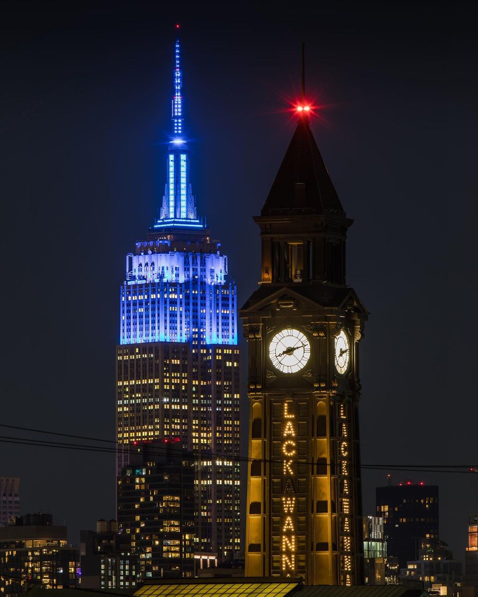 EmpireStateBldg's tweet photo. Hues of blue  💙 

Together with the @HelmsleyTrust, our tower lights will shine in blue this evening for #WorldDiabetesDay. 

📷: sunny_israel/IG #ESBright https://t.co/U0sxV0pQuE