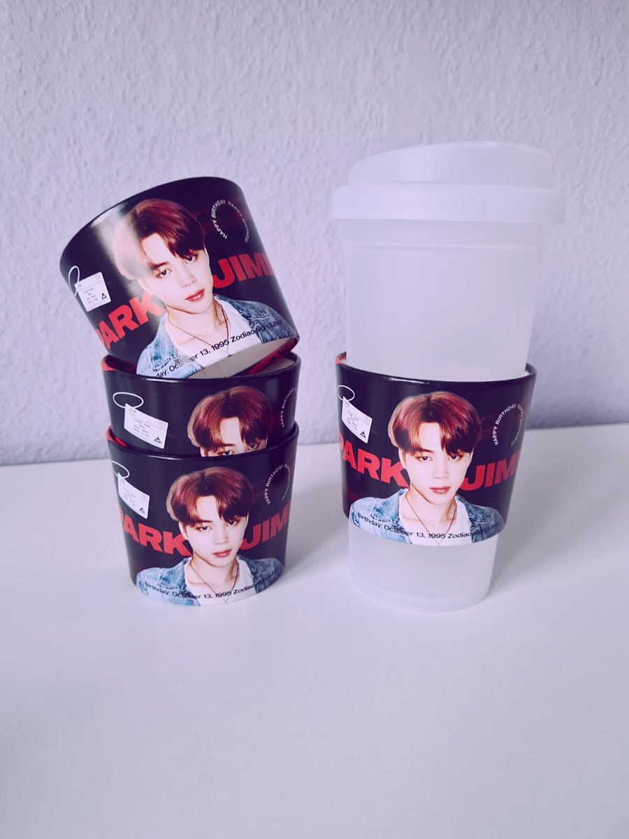 BTSxYOUNIVERSE's tweet photo. Liebe ARMY, 

Die Jimin Cupsleeves sind in Berlin angekommen und werden beim Jin Event an alle, die sich in die Liste eingetragen haben, verteilt. https://t.co/hO6fCveq6M