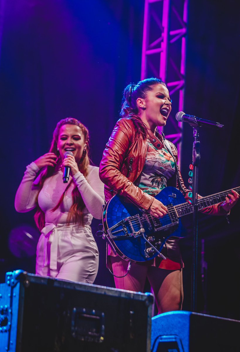 MaiaraeMaraisa's tweet photo. Que vibe foi essa Sampaaaa???🤩💥💥💥Vocês não têm idéia da saudade que a gente tava disso tudo!!🙌🏼Essa adrenalina como se fosse a primeira vez!!!🥰Obrigada @ctnsp pela energia incrível!!! Foi maravilhoso mais uma vez!!!🙏🏼✨🎶❤️ #maiaraemaraisa #workshow #ctn #sp #gratidao https://t.co/fCzG1mkoog