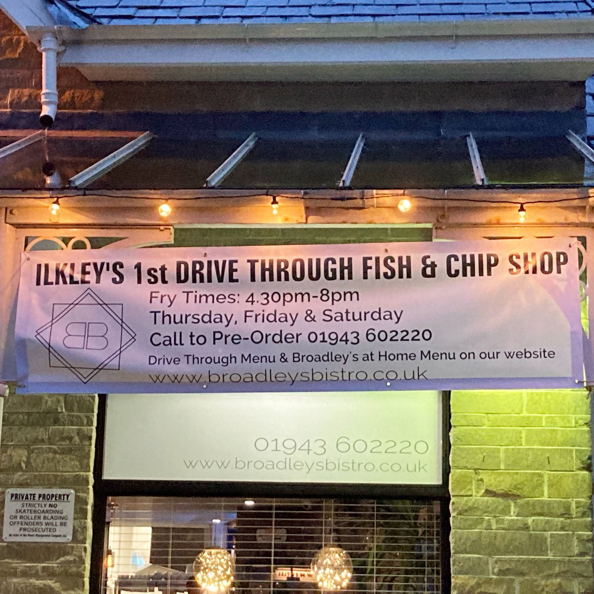 broadleysbistro's tweet photo. Not sure what to do for tea tonight?
Give us a call and order your drive through fish &amp; chips! £7.50 with the option to add mushy peas, garden peas or curry sauce 🙌🏼
#broadleys #broadleysbistro #fishandchips #drivethrough #lockdown #teatime #saturdaynightin #ilkley #bistro #food https://t.co/122sXs89Bk