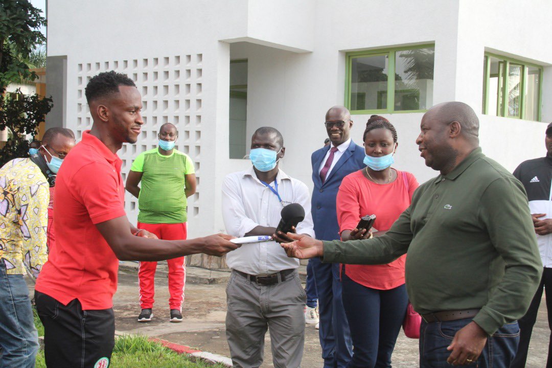 KwaNtare's tweet photo. #Burundi : Kuri uyu wa gatandatu, Umukuru w'Igihugu Nyenicubahiro @GeneralNeva, ari kumwe n'uwurongoye @BurundiFF Hon @R_Ndikuriyo yabonanye n'abakinyi b'umurwi nserukiragihugu #INTAMBA, kugirango abatere intege, mu gihe ejo aho bukera bazotana mu mitwe n'umurwi wa #Mauritanie https://t.co/Glo6rfVQz5