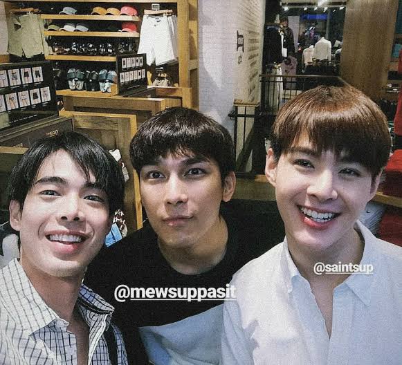 This is an old photo. I don't know what event it was, but it was deffo sowhere around 2018-2019. Yes MewSaint have known each other for a while. They are good friends, and nobody can deny that 