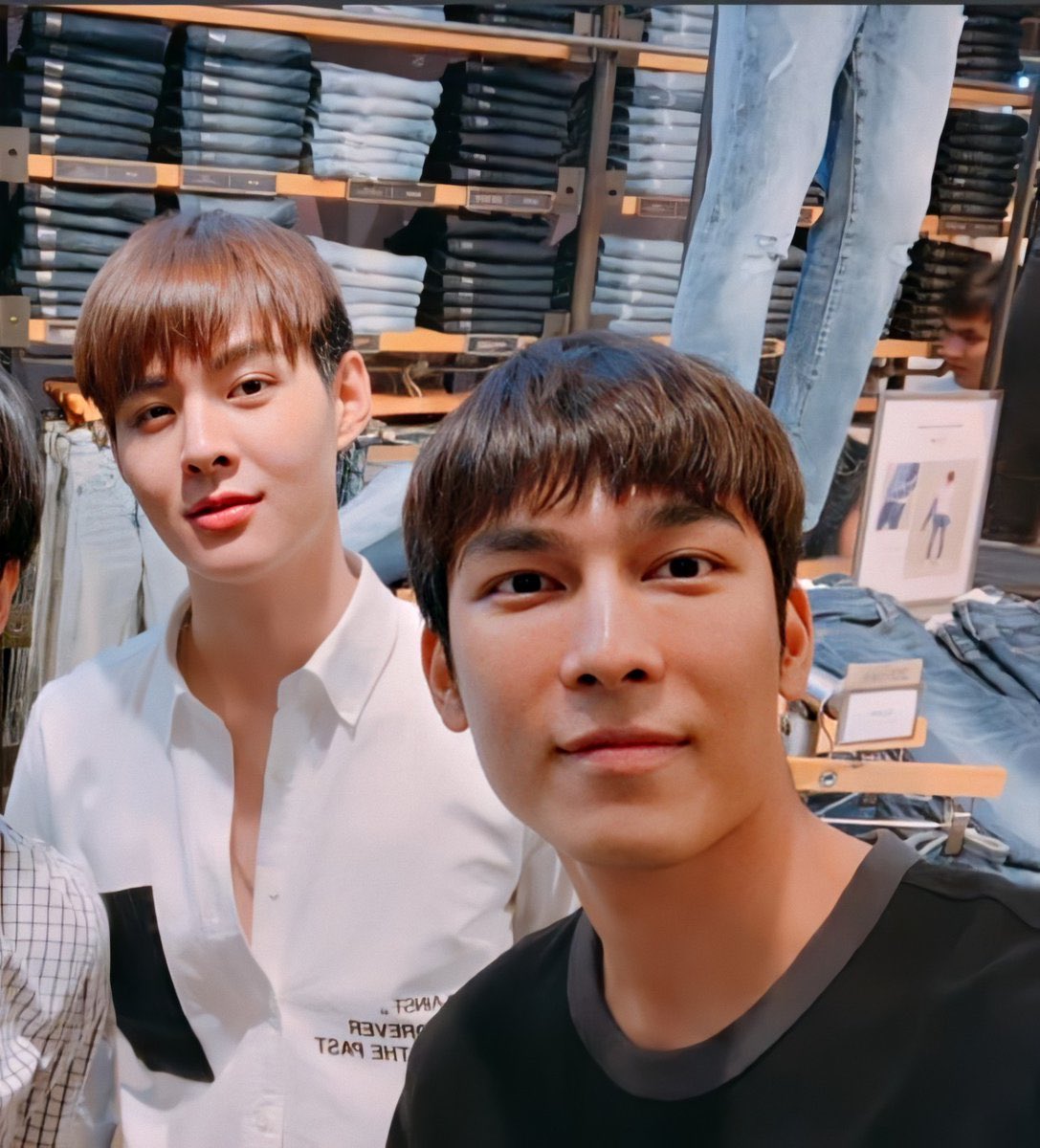 This is an old photo. I don't know what event it was, but it was deffo sowhere around 2018-2019. Yes MewSaint have known each other for a while. They are good friends, and nobody can deny that 