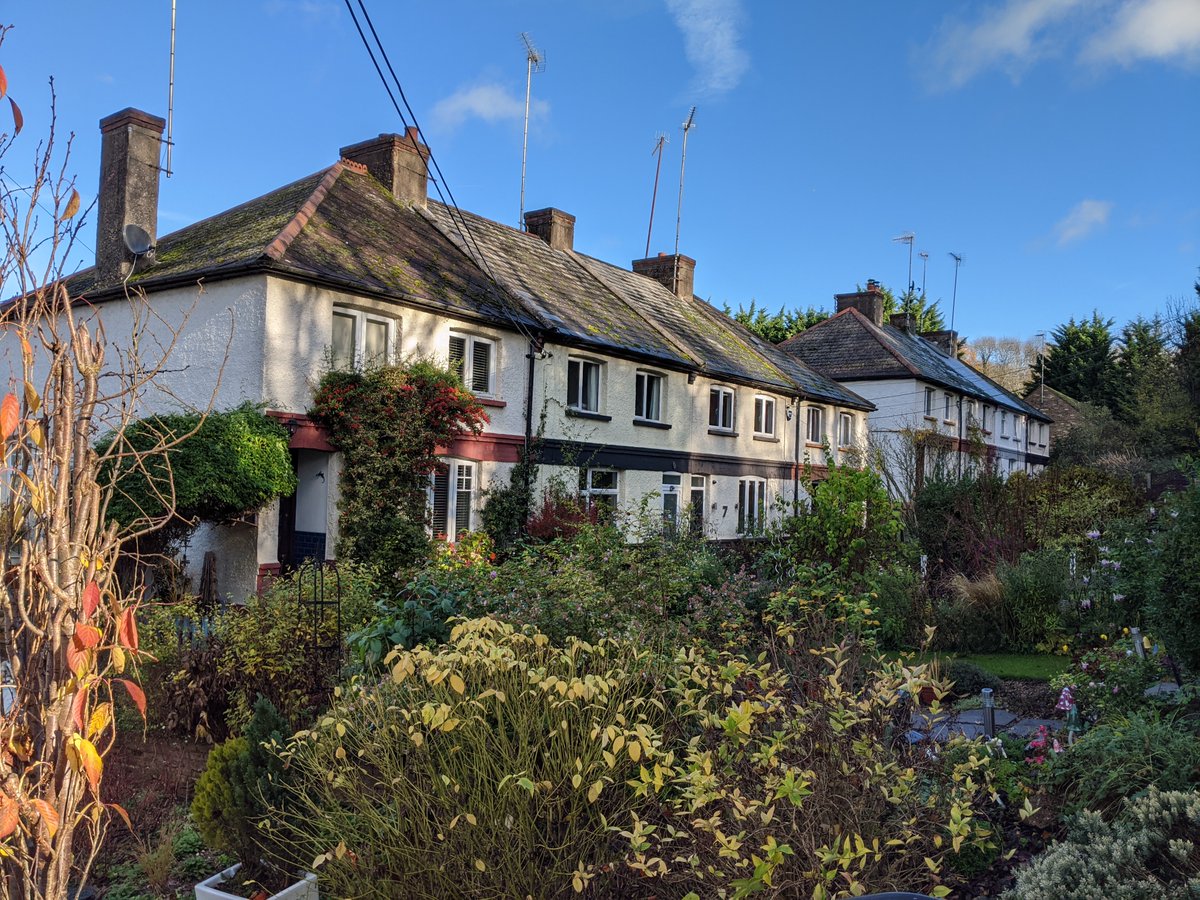 2/ Bellevue Terrace, Harefield West. This lovely pre-1WW artisanal housing isn't, I think, municipal - maybe something to do with the Grand Union Canal and associated employment nearby? Does anyone know more?