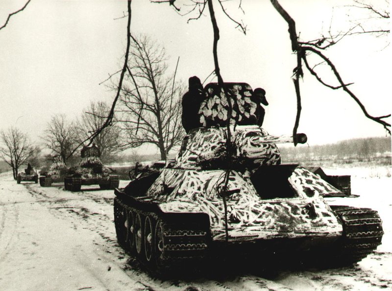 Tank Archives on X: Most Soviet tanks had boring one tone white camouflage  in the winter, but not all. T-34 tanks in this column have much more  complex patterns. #tanks #history #ww2