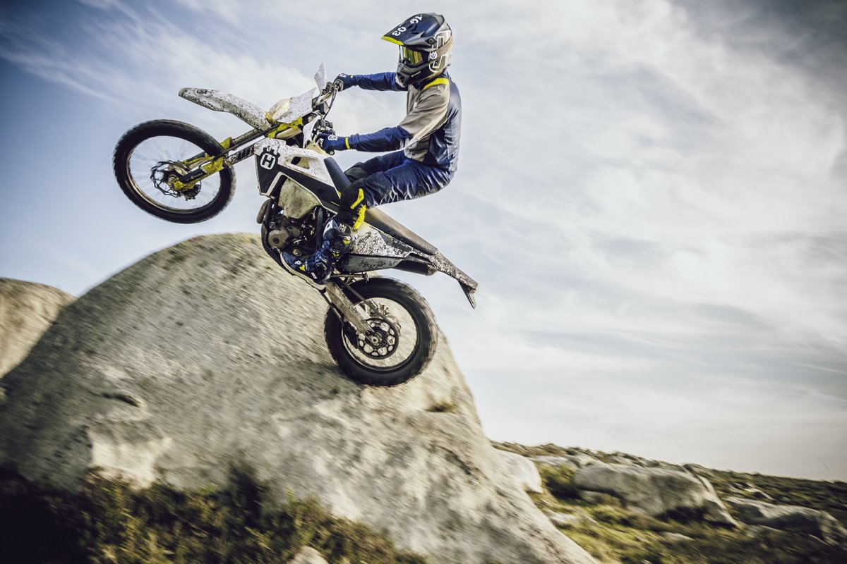Enduro Progression.

When it comes to versatility, the DOHC 350 cc engine is second to none.  #HusqvarnaMotorcycles #FE350