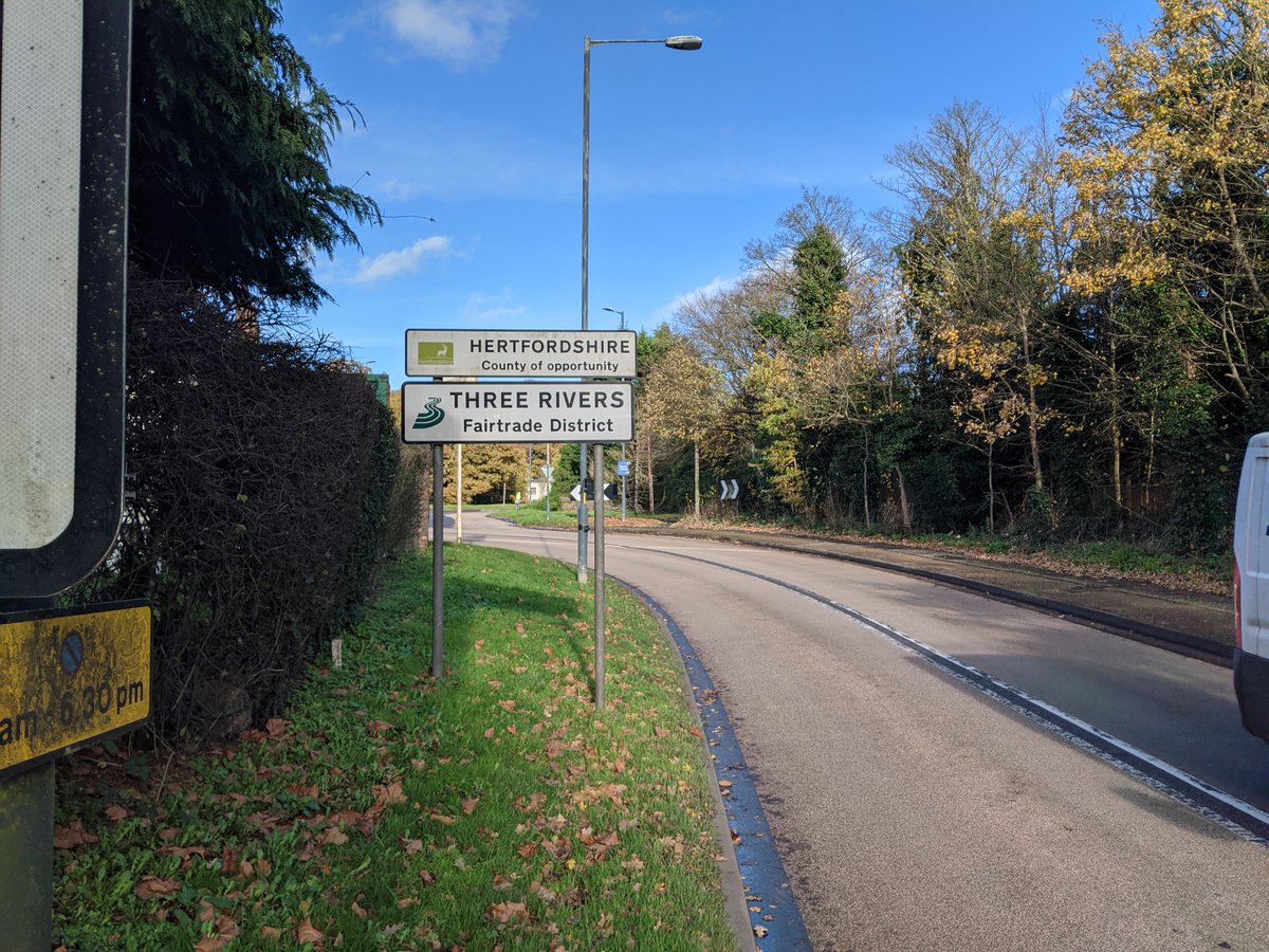 5/ Boundaries ancient and modern. The track on the left marks the former, thousand-year-old border between Middlesex and Hertfordshire. On the right, the modern border between Hertfordshire and the London Borough of Hillingdon.