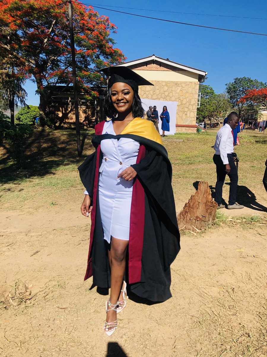 mukaveya's tweet photo. Graduated today💃🏻💃🏻😁😁🎓 I can now happily say I’m a degree hotter🔥 https://t.co/DtPKJV8ewh