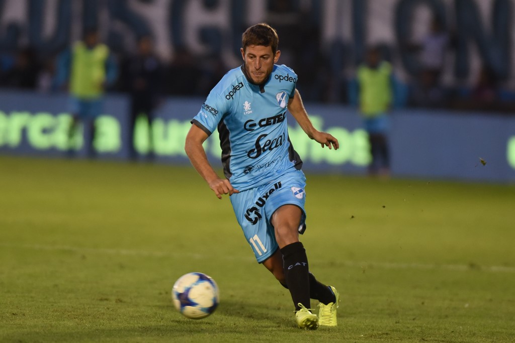 EngancheSup's tweet photo. "Hoy te da positivo un control porque te fumaste un porro y no conseguís club, pero cagaste a palos a tu señora y le bajaste tres dientes y te mandan a tu casa un mes, te guardan un poco y podés volver a jugar", Leo Di Lorenzo.

📝 @sebavdr

 https://t.co/tV4CeZoZ2S https://t.co/pv5ZZ8EHiU