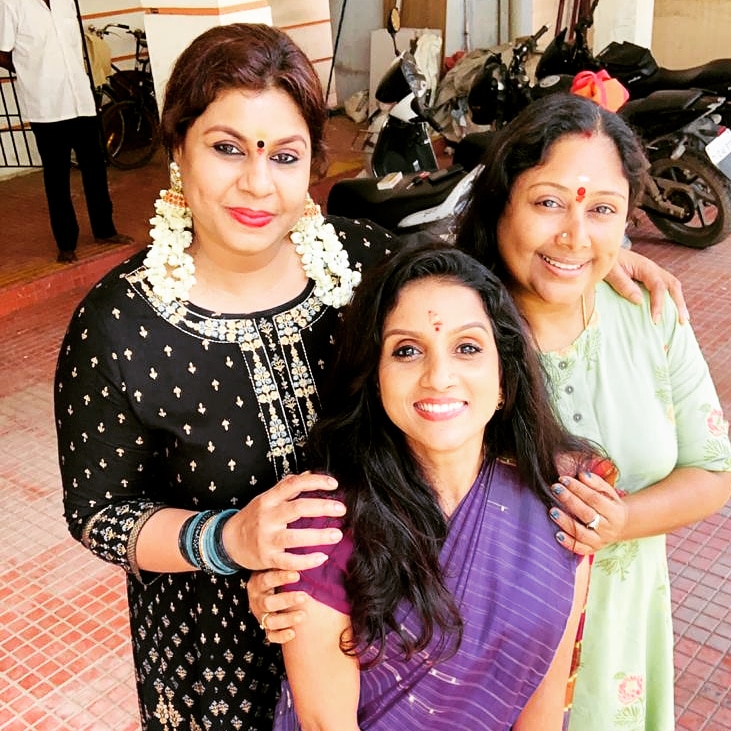 vichitra_offl's tweet photo. Memorable day with my dearest friends #friendship #Celebration 
#diwalivibes #DiwaliCelebration2020
#traditional  #actress #actorslife
#HappinessIsYu  @Actress_Ammu 
@subbu6panchu @igtamil @SunTV 
@ColorsTamil https://t.co/YoRI2vqHr4