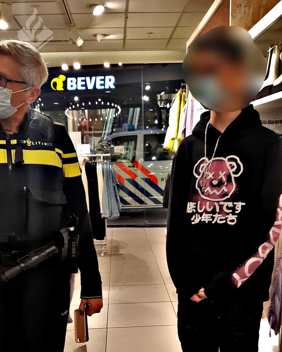Personeel Bershka had 12 jarige winkeldief aangehouden.  Alarm ging af door telefoonhoesje. Hij bleek er ook nog 2 te hebben van de H&amp;M. Die zijn met excuus teruggegeven. Betrof een firstoffender. Na reprimande  aan moeder overgedragen.  Het voor hem thuis ook nog een staartje...