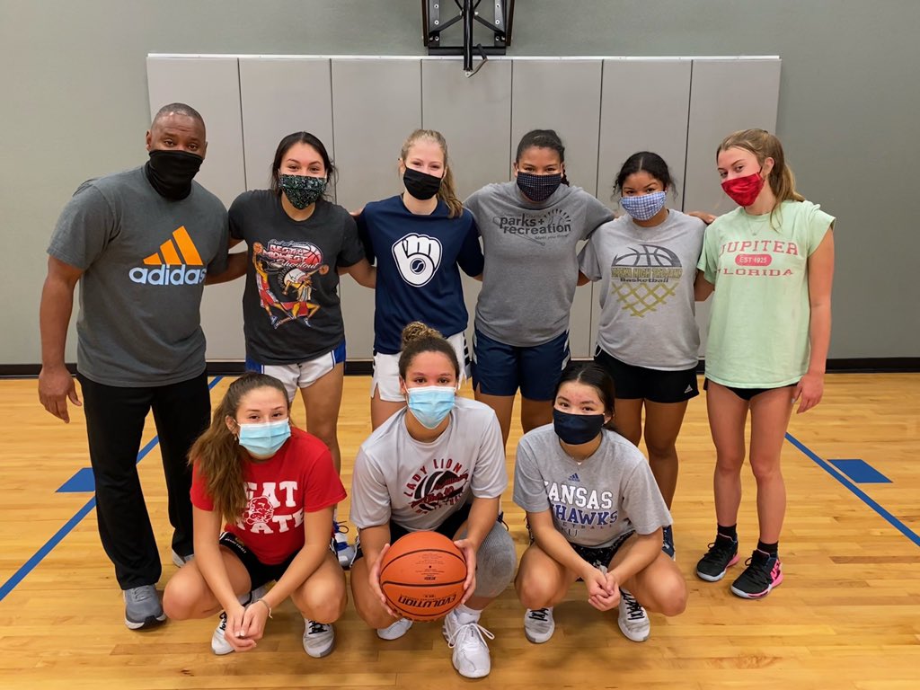 AmayaMarshall2's tweet photo. Saturday morning grind💪🏽💪🏽 @Hailey_Ramirez1 @HarjoLayla @kikiiismith @Kiarasmith2024 @Breck1205 @summer14663823 @KeoSerenity @KANDOHOOPS https://t.co/sZTClMoS6E