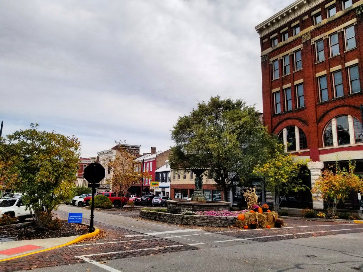 maysvilleypn's tweet photo. Downtown is absolutely hopping this morning with deliveries, shoppers, photographers, and more! 🛍️👋🍂 #MaskUp and join them on this beautiful Saturday! #ThisIsMaysville #DowntownMaysville https://t.co/rjJdBmxE4O