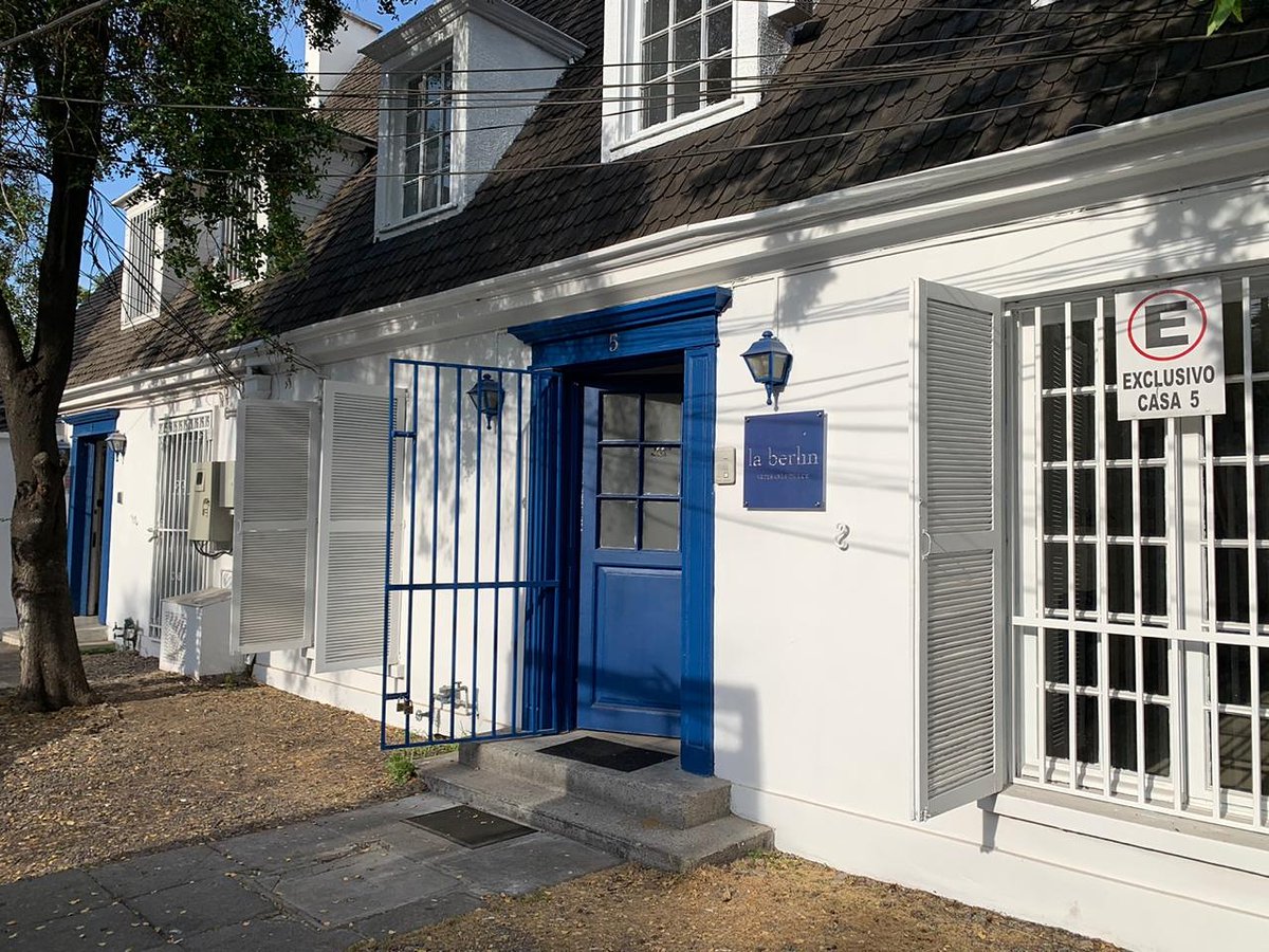 LaBerlin_cl's tweet image. ¿Sabías que nuestra tienda ya está abierta? Estamos ubicados en Av. Vitacura 3396, casa 5, detrás de los restaurantes Romaría y Social. Si vienes en auto, pon "La Berlín" en Waze o Google Maps, y listo!
Horario de atención: de lunes a domingo, de 10:00 a 19:00 hrs.
¡Te esperamos!