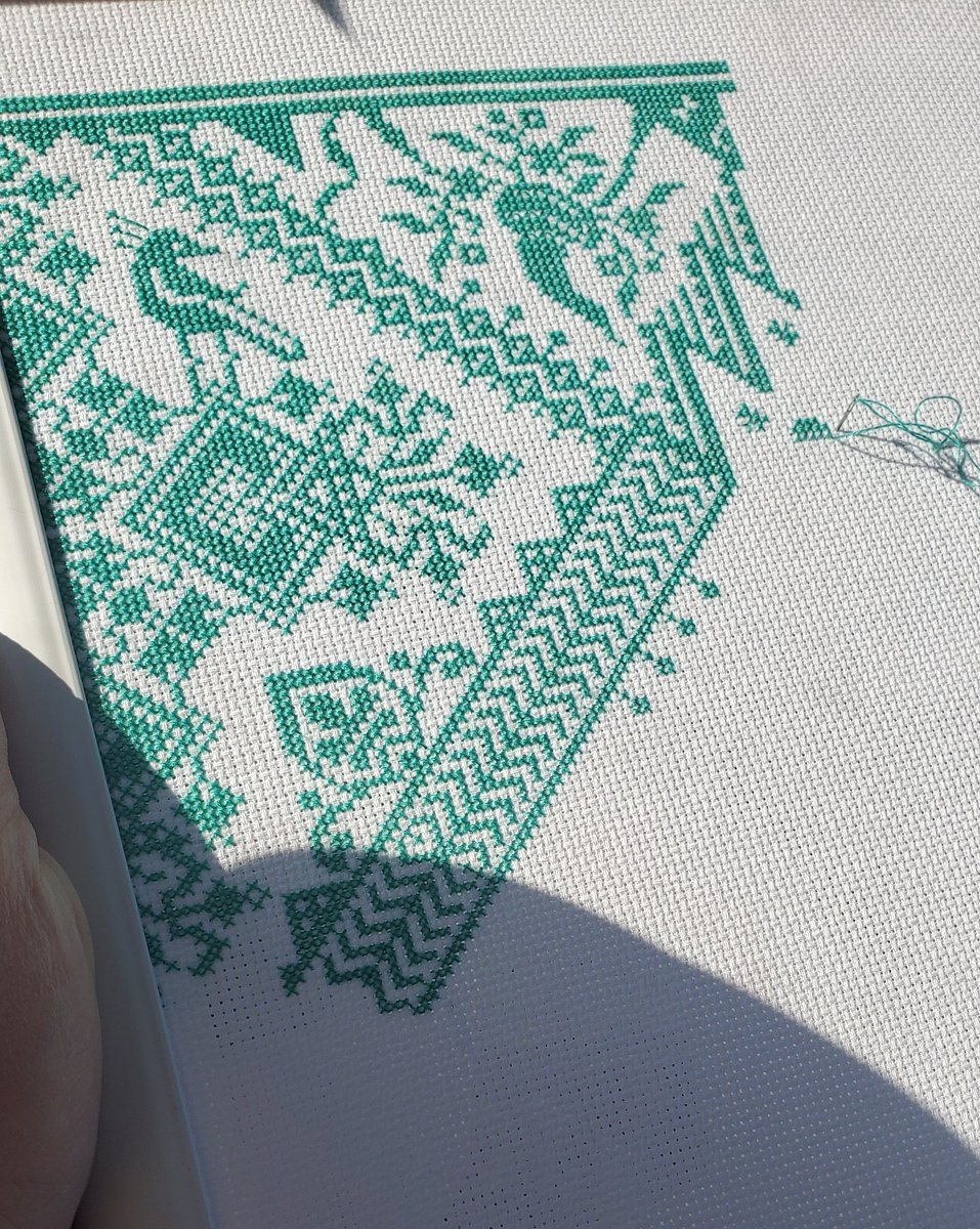 StitchesUndone's tweet photo. Workin on my longdog out in the sunshine. 😌💚☀️
#crossstitch #sewing #longdogsamplers #Xstitch #Green #qsnap #wip https://t.co/wXXQkFz2np